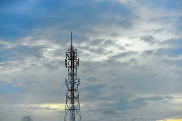 Obraz premium Wireless telephone pole and orange-yellow sky In the early morning of the day
