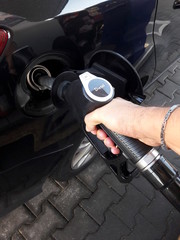 Fare rifornimento di carburante alla propria auto 