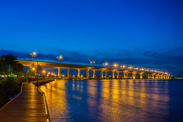 The Segmental Precast Concrete Roosevelt Bridge as seen from the Riverwalk in Downtown Stuart, Martin County, Florida, USA - obrazy, fototapety, plakaty