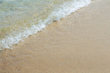 砂浜ビーチの透明な波