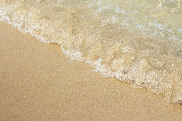砂浜ビーチの透明な波