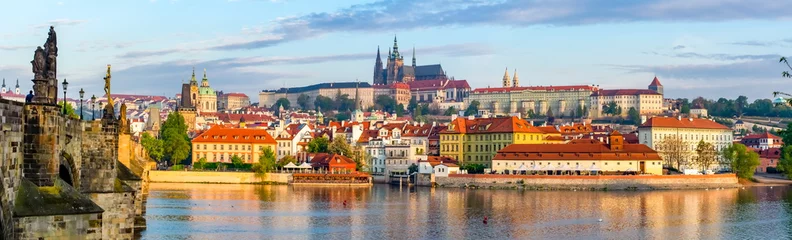 Photo sur Plexiglas Prague Panorama de Prague avec le Pont Charles et le Château de Prague en arrière-plan, République Tchèque