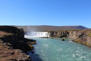 Wasserfall in einsamen Gelände