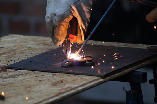 Metallbauer Schwei&szlig;er bei der Arbeit