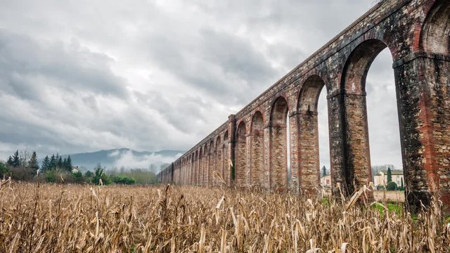 Timelapse di un acquedotto ad archi nei pressi di Lucca e Capannori