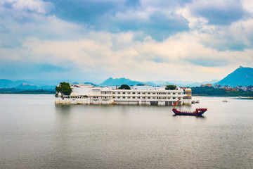 Fototapeta na wymiar The Lake Palace on cloudy day located in Lake Pichola, Udaipur, Rajasthan.