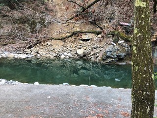 崩落がある山肌にある道志川
