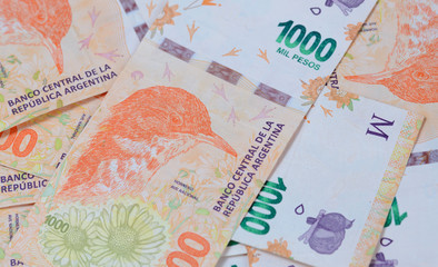 Los nuevos Billetes de Mil Pesos Argentinos. Moneda de la Republica Argentina. Sudamerica. 