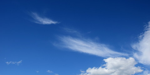 Weiße Wolken vor blauen Himmel - Hintergrund 