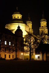Fototapeta na wymiar Basilika St. Lorenz in Kempten im Allgäu bei Nacht seitlich