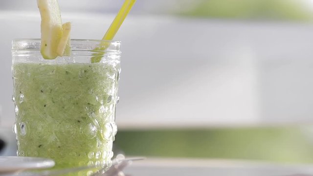 fruchtige smoothies auf tisch und frauenhand greift danach um zu trinken