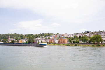 Obraz premium blick auf das stadtbild am rhein in koblenz am rhein fotografiert während einer schiffstour auf dem rhein an einem sonnigen tag