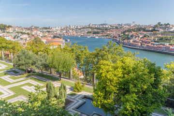 Vue sur Porto depuis les Jardins du Palais de Cristal à Porto, Portugal