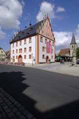 Obraz premium Altes Rathaus am Marktplatz in Haßfurt, Landkreis Haßfurt, Unterfranken, Franken, Bayern, Deutschland