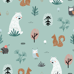 Naadloos kinderachtig patroon met schattige beer, eekhoorns, uil, egel in het bos. Creatieve kinderbostextuur voor stof, verpakking, textiel, behang, kleding. vector illustratie