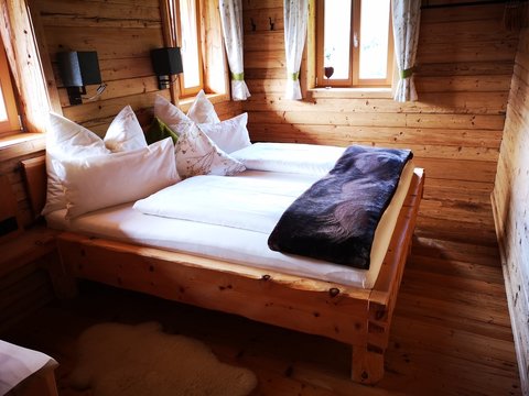 Zirbenbett in den Alpen