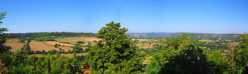 Fototapeta na wymiar panoramic view of the valley from the village of Cordes-sur-Ciel, favorite village of the French, in Occitania (South of France)