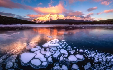 Gefrorene Blasen in den kanadischen Rocky Mountains. Das Foto wurde in Lake Minnewanka, Banff National Park aufgenommen. Es ist jetzt Saison für die Jagd auf gefrorene Blasen, aber Sie müssen nicht stundenlang bis zum Abraham Lake fahren © Han