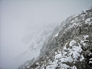 Fototapeta na wymiar Dachstein Alpen bei Nebel