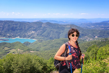 Naklejka premium Hiker girl in the mountains and lake
