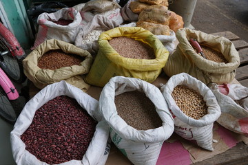korn und obst und gemüse auf einem markt auf madagaksar