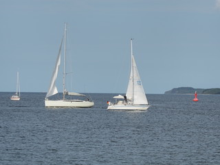 Obraz premium Lübeck-Travemünde – Mündung der Trave mit Promenade und Schiffen