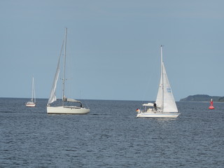 Obraz premium Lübeck-Travemünde – Mündung der Trave mit Promenade und Schiffen