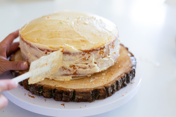 icing naked cake with vanilla frosting 
