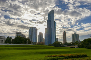 Fototapeta premium Cityscape building view from chicago park