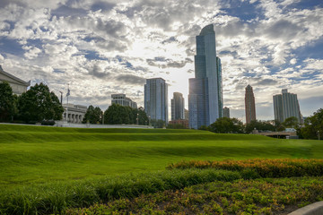 Fototapeta premium Cityscape building on summer day view from chicago park