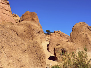 Fototapeta premium Księżycowy krajobraz grubych i bardzo lekkich tufów i kamieni wulkanicznych na Teneryfie