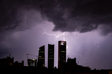 Tormenta sobre las cuatro torres de Madrid