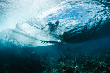 surfer bajo el agua