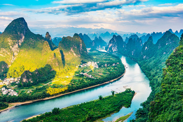 Paysage de Guilin. Rivière Li et montagnes karstiques le matin. Situé près de Xingping, Yangshuo, Guilin, Guangxi, Chine.