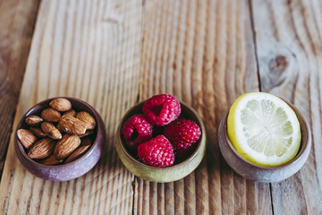 Framboises fraiches amandes et citron dans des petits pots en céramique