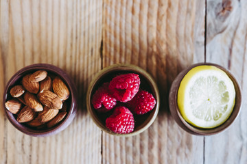 Framboises fraiches amandes et citron dans des petits pots en céramique
