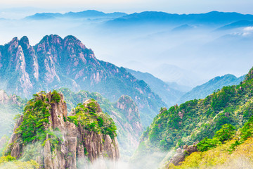 Landschaft des Berges Huangshan (Gelbe Berge). UNESCO-Weltkulturerbe. Befindet sich in Huangshan, Anhui, China.