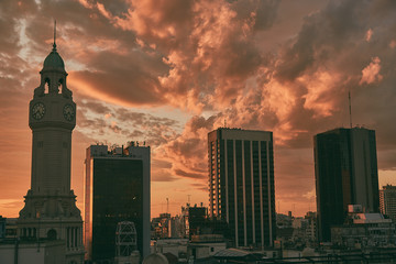 Fototapeta premium Atardecer con cielo rojo y edificios