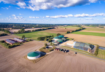 Drohnenfoto - Maissilagehaufen mit einer Biogasanlage