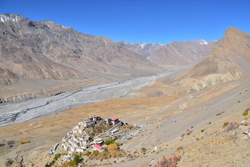 インドのヒマラヤ山岳地帯　スピティ谷のキーゴンパ　要塞のような寺院と僧院　美しい山と川