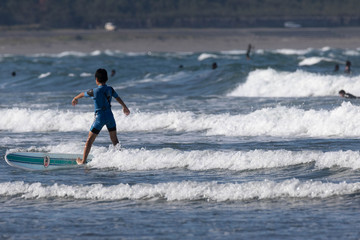 サーフィンを楽しむ少年5