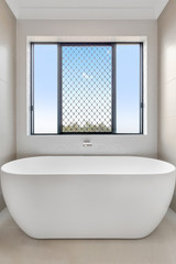 Free standing bath tub