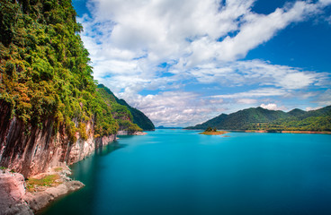 Obraz premium Landscape of green mountain and Water in the dam between the hills with Lake at The Vajiralongkorn Dam(Khao Laem Dam) ,kanchanaburi, thailand