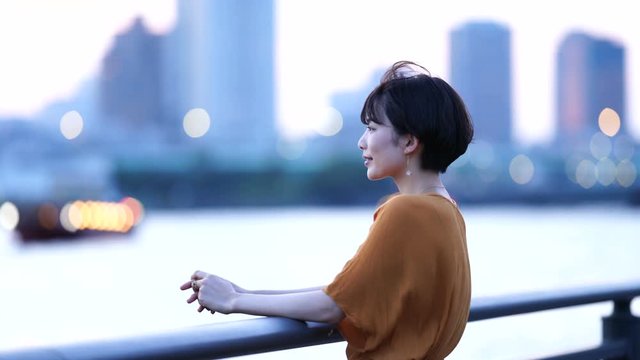 東京　女性　晴海　夕暮れ　横顔