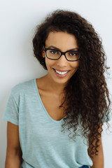 Obraz premium Young woman wearing glasses with a friendly smile