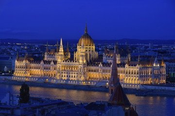 Fototapeta na wymiar Parlement de Budapest au coucher de soleil