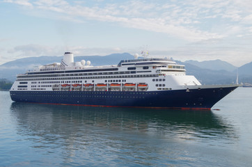 Klassisches Kreuzfahrtschiff der HOlland America Line im Hafen von Vancouver, Kanada nach...