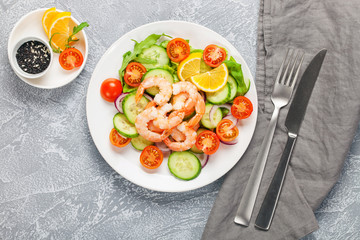 Vegetables and shrimps salad