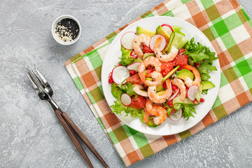 Salad with prawns, grapefruit,  cucumber