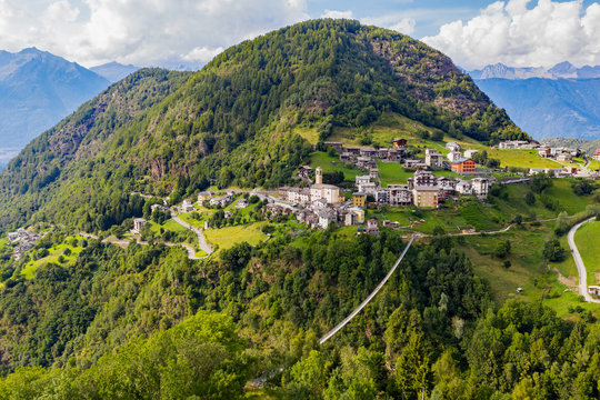Valtartano - Valtellina (IT) - Vista aerea di Campo Tartano con il Ponte nel Cielo
